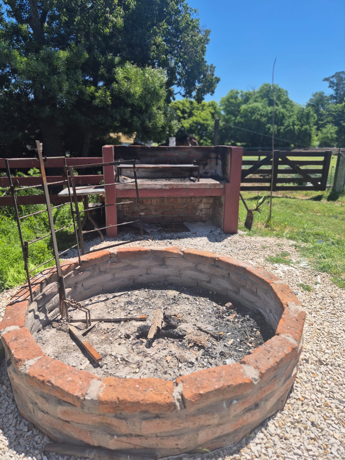 Parrilla exterior junto a la pileta en Quinta Amancay